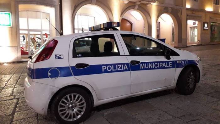 furto tavolini e sedie al bar ripreso da una telecamera nei guai una donna