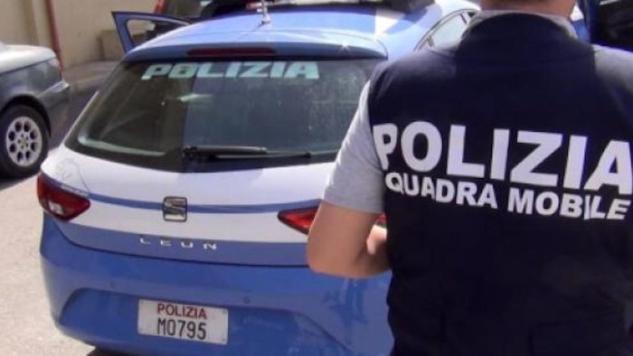 estorcevano denaro ad anziano vedovo arrestati due giovani