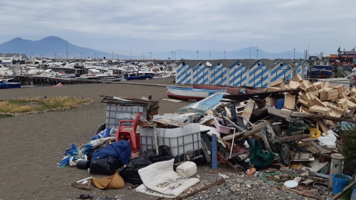 la spiaggia dei pescatori di mergellina sara finalmente liberata dal degrado