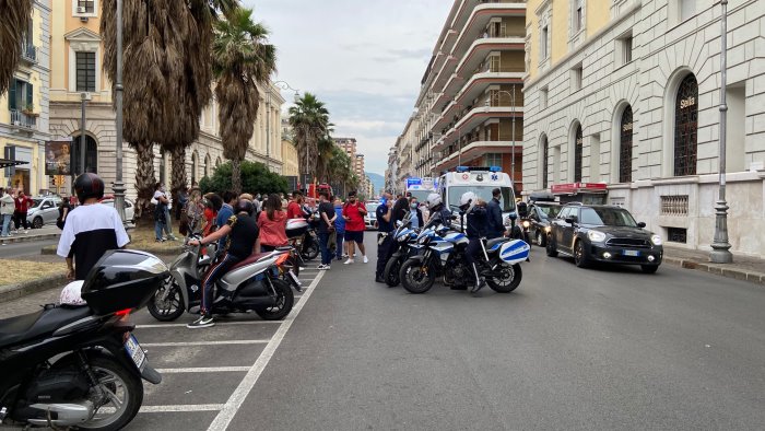 follia in centro picchia la fidanzata lo ammanettano a un palo