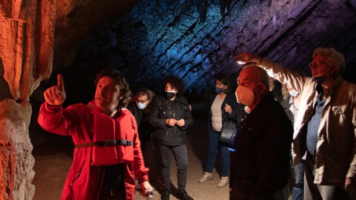 grotte di pertosa e auletta una video guida per non udenti