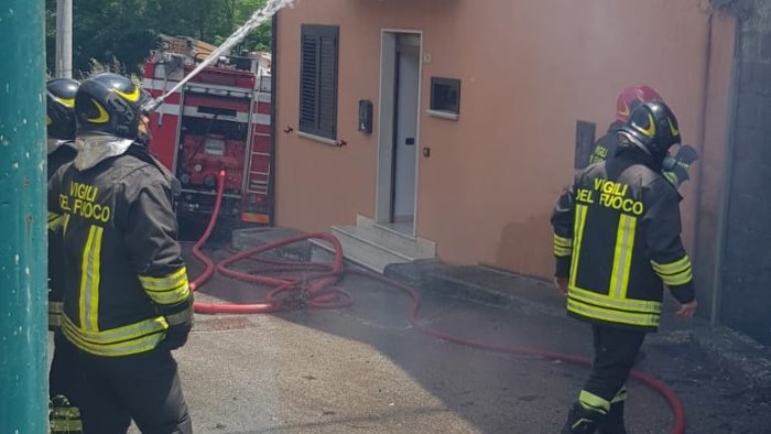 in fiamme abitazione con bombola di gas paura a cesinali