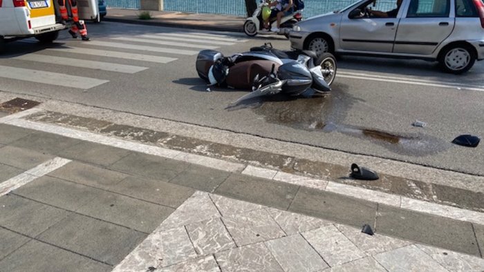 salerno scontro tra auto e scooter sul lungomare ferito un giovane