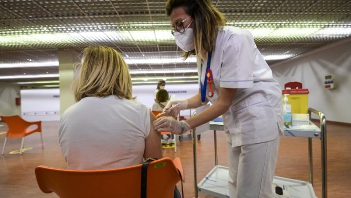 l aifa approva il mix di vaccini ma non tutte le regioni seguiranno la linea