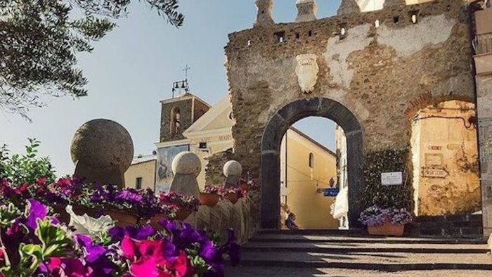 agropoli il centro storico si rifa il look nuovi alberi lungo gli scaloni