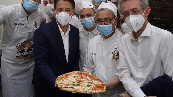 conte si puo passare da napoli senza fermarsi a mangiare una pizza