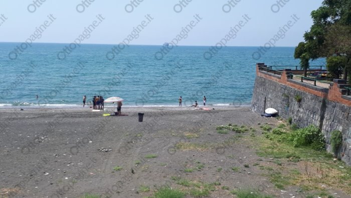 spiagge e mare sporco a torrione la denuncia dei cittadini