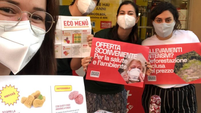 stop produzione intensiva di carne campagna di greenpeace nei supermercati