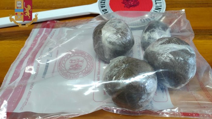 sorpresi dalla polizia gettano la droga nei campi arrestati