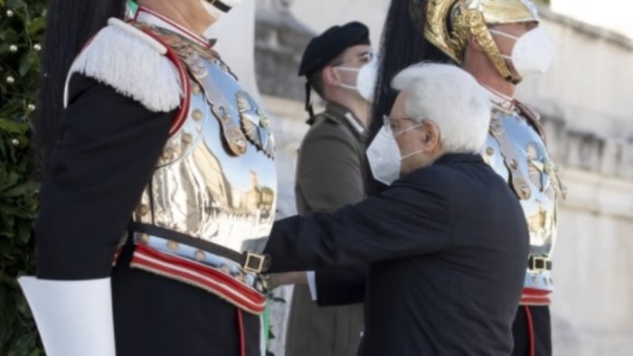 2 giugno mattarella grati a chi ha difeso la repubblica