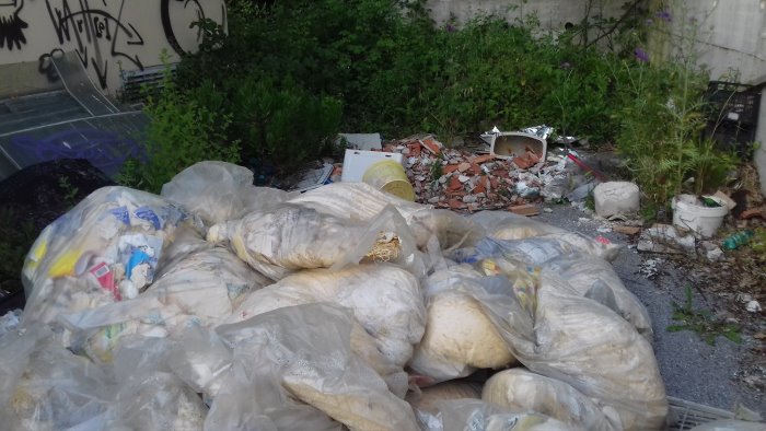 discarica a cielo aperto a due passi dal cimitero di salerno