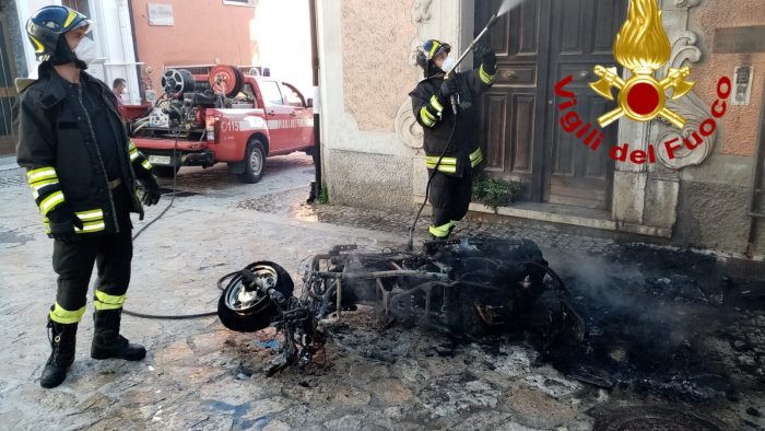 motorino in fiamme a lioni sul posto i vigili del fuoco