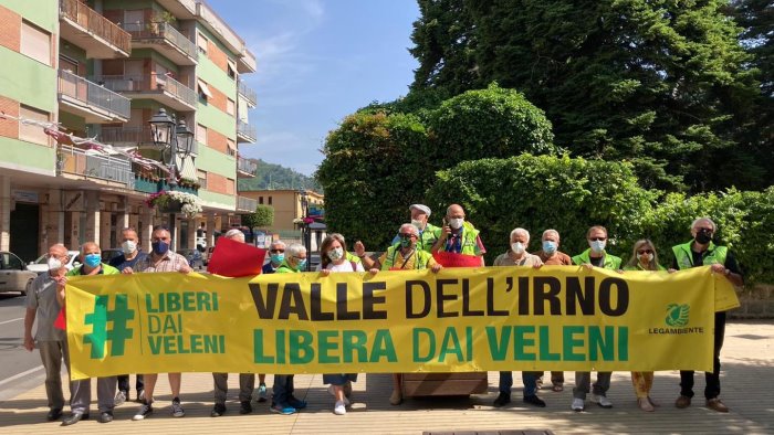 valle dell irno libera dai veleni flashmob di legambiente a baronissi