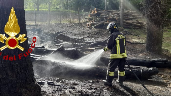 caldo record sterpaglie in fiamme in irpinia fumi sulla statale