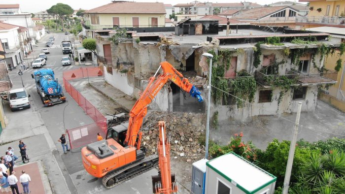 paestum giu palazzo zerenga stop al degrado