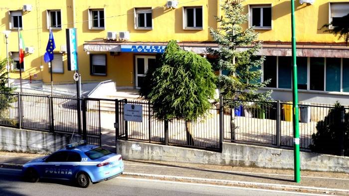 ragazzo gay sbeffeggiato in un bar ad ariano la polizia denuncia un minore