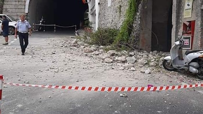 crolla ancora la costiera amalfitana nuova frana ad amalfi