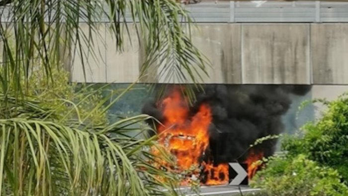 camion in fiamme sull autostrada a2 del mediterraneo