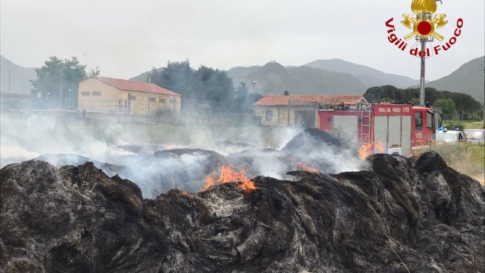 montella rotoballe di fieno a fuoco vigili in contrada stratola