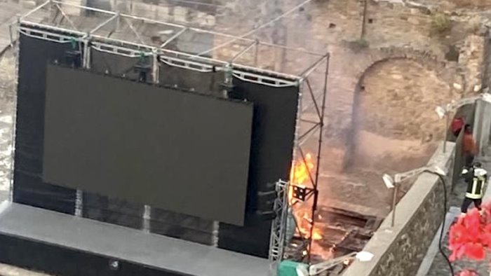 arco del sacramento in fiamme palco e attrezzature foto