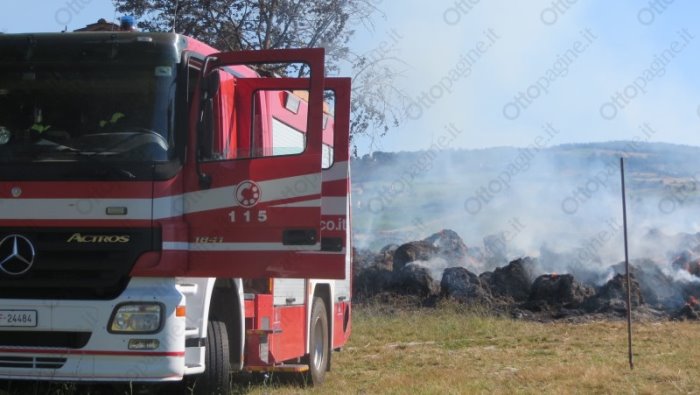 grano balloni di paglia e sterpaglie in fiamme