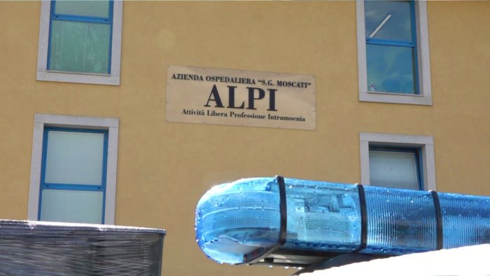 trovata morta in piscina indaga la polizia