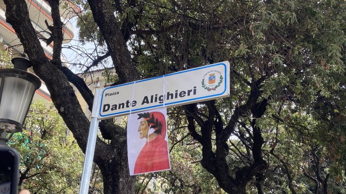 anche salerno ha la sua piazza dante orgoglio nazionale omaggio alla cultura