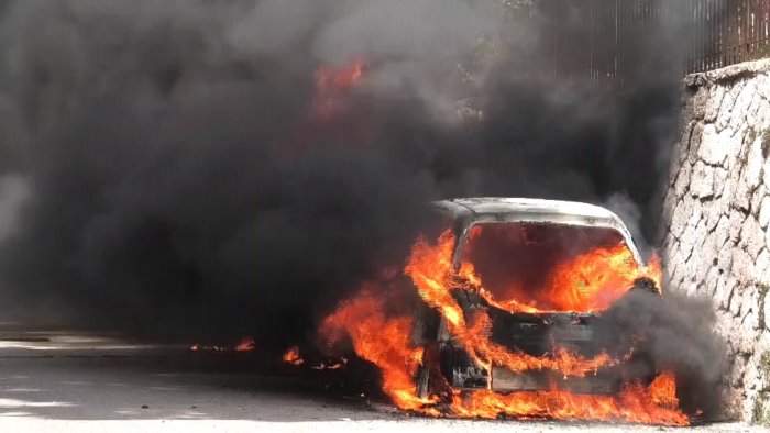 caldo torrido due auto avvolte dalle fiamme in pochi minuti ad ariano