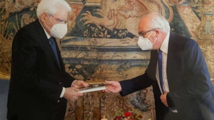 mattarella riceve l ultimo libro scritto dal giornalista arianese andrea covotta