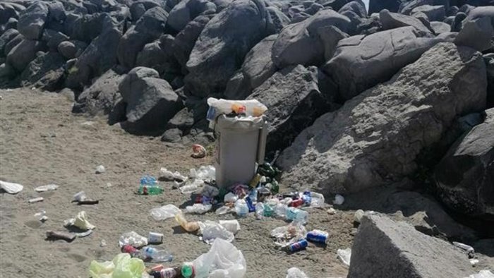 posillipo la spiaggia delle monache ridotta ad una pattumiera