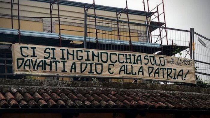 ci si inginocchia solo davanti a dio e alla patria striscione choc in irpinia