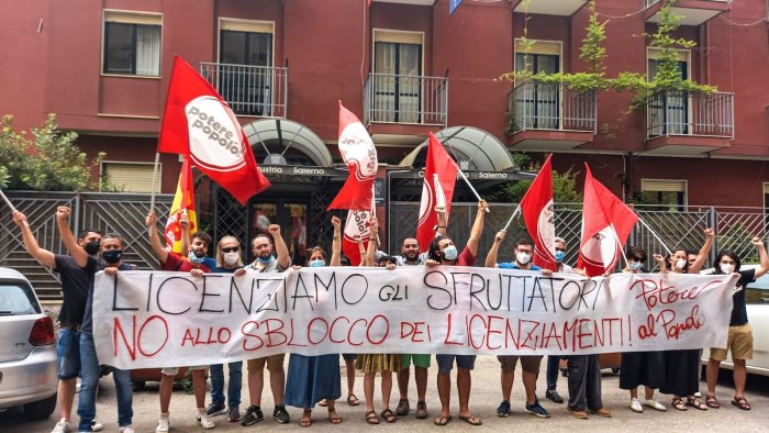 licenziamo gli sfruttatori a salerno la protesta di potere al popolo