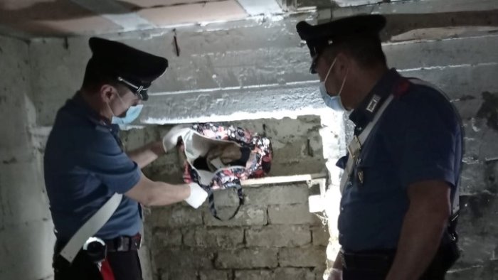 perquisizioni dei carabinieri in un seminterrato pistole e proiettili