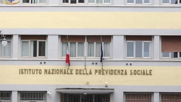 sospeso per un anno dipendente inps passava sottobanco le pratiche al figlio