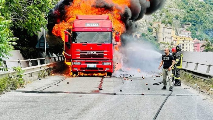 camion che trasporta frutta prende fuoco chiuso il viadotto gatto