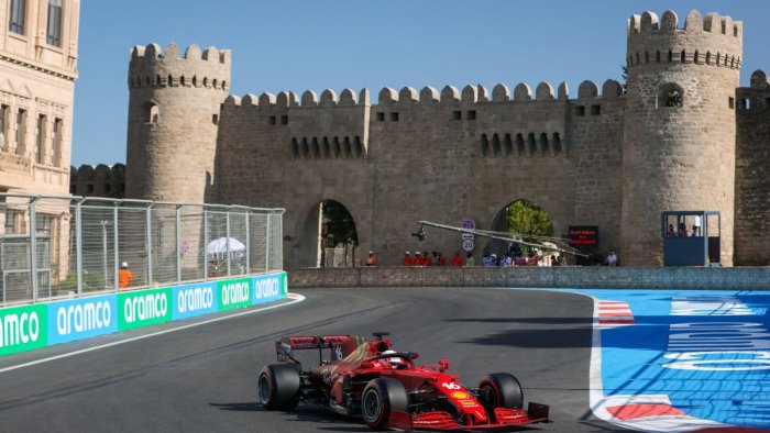 leclerc in pole a baku poi hamilton e verstappen