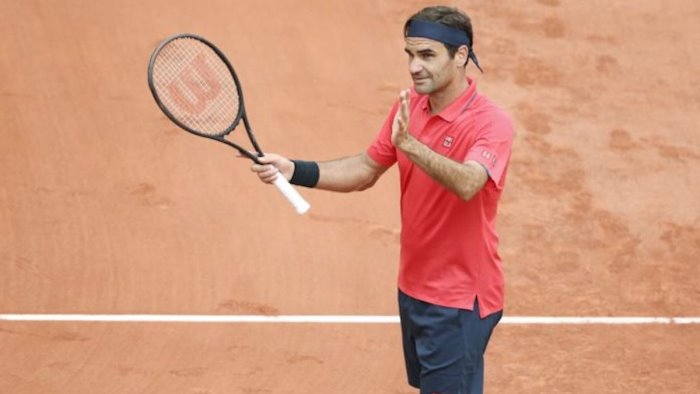 federer avanza a parigi ma e in dubbio per gli ottavi