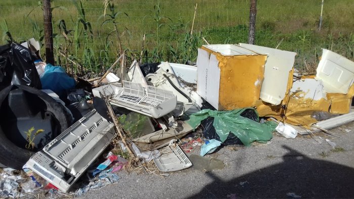 degrado in via ostaglio scoperta discarica a cielo aperto