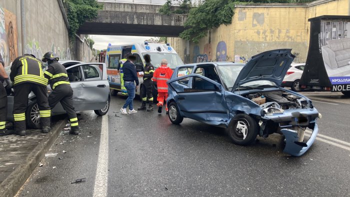 scontro in citta due feriti e auto distrutte foto