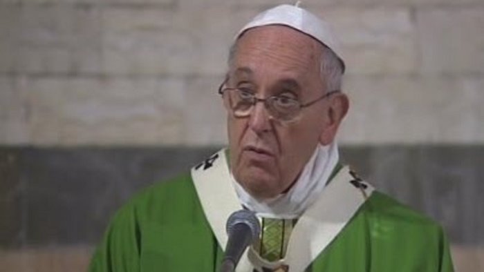 rimase ferita in un agguato di camorra la piccola noemi incontra papa francesco