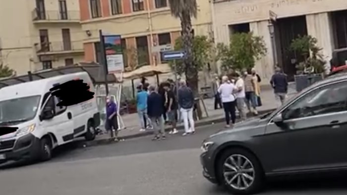 salerno paura in piazza xxiv maggio furgone si schianta contro pensilina