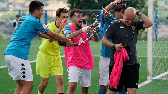 under 17 giallorossi scatenati dopo la vittoria le foto dei festeggiamenti