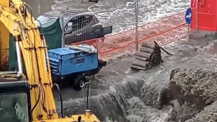 bomba d acqua a scafati strade sottopassi e stazione allagata