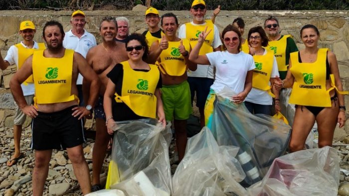 ambiente volontari in azione per la pulizia dell isolotto di licosa