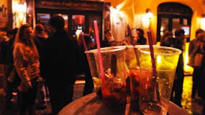 accoltellamento al bar scatta l ordinanza per il locale stop all alcol