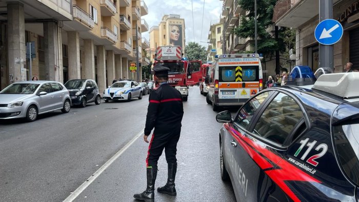 paura in via circumvallazione donna chiede aiuto dal balcone e poi sviene