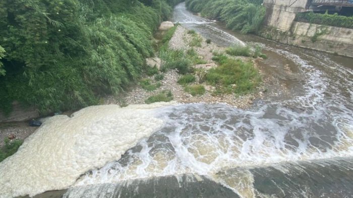 pontecagnano schiuma e liquami nel fiume picentino indagini in corso