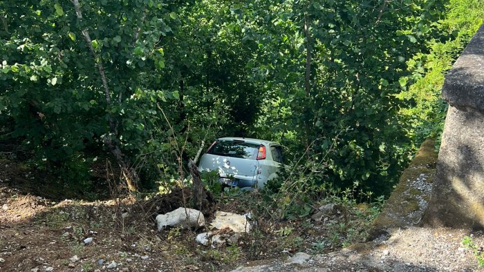 paura a san cipriano finisce fuori strada con l auto ferita una donna