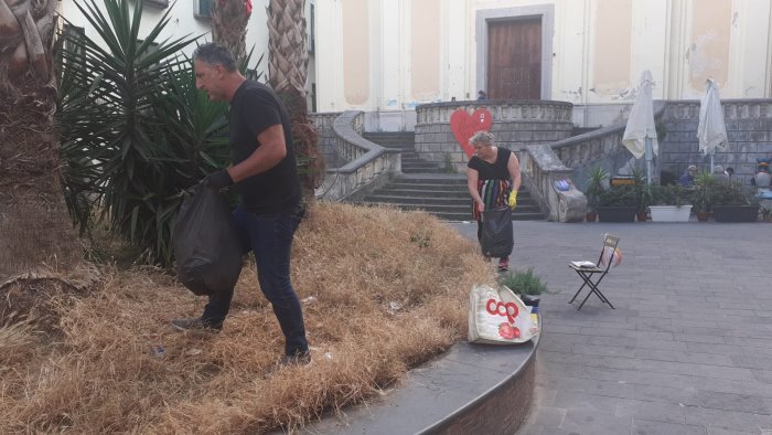 scope buste e ramazze i residenti puliscono da soli il centro storico