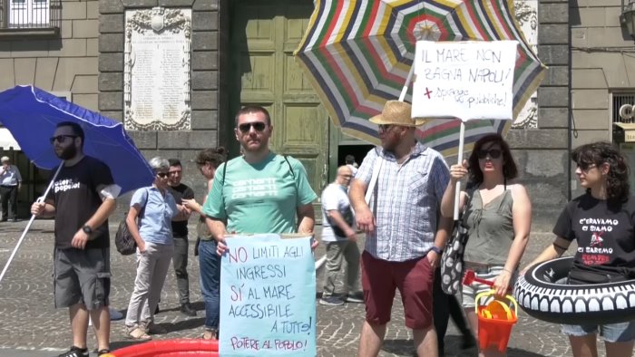 caro spiagge il municipio di napoli trasformato in un lido